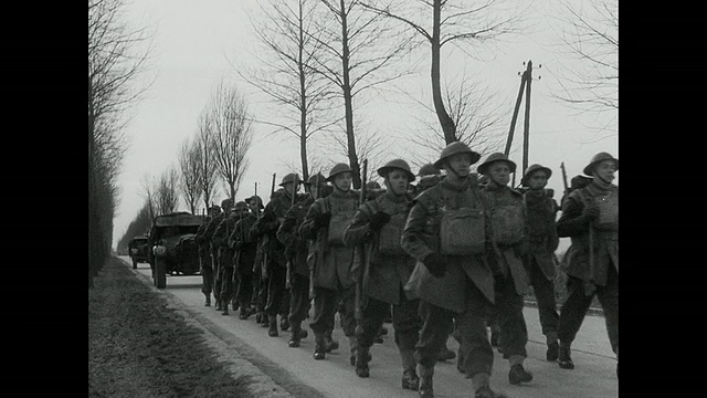 蒙太奇行进乐队，英国军队单位沿着道路列队行进/英国视频下载