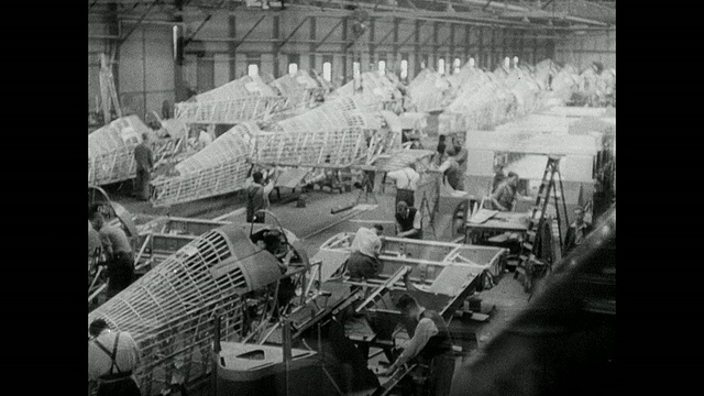蒙太奇工厂工人组装飓风战斗机，包括摆动引擎和滚动轮胎/英国视频下载