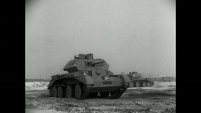 英国陆军卡车和巡洋舰坦克从工厂驶出，坦克在雪地上打滑测试/英国视频下载