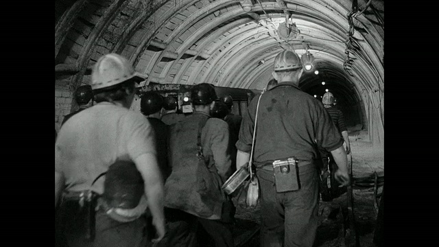 蒙太奇矿工们在地下火车上玩纸牌，阅读，分享一个苹果视频下载