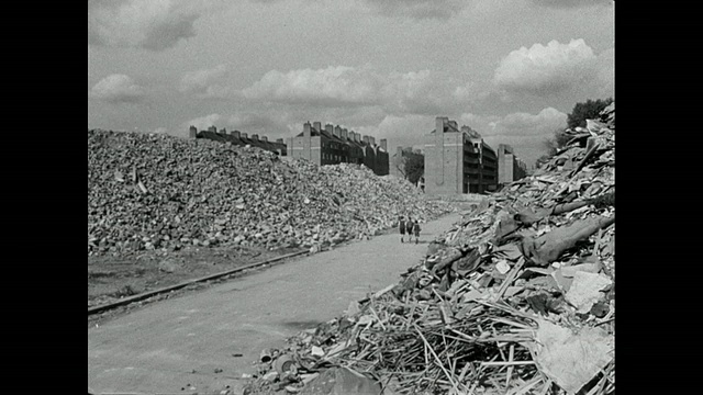 英国士兵在城市街道上行进，孩子们在被废墟包围的被战争摧毁的街道上行走视频下载