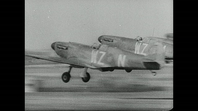 英国苏格兰罗赛斯，喷火战机起飞追逐撤退的德国空军Ju 88轰炸机视频下载