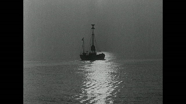 重现:在早晨的阳光下，服务船拖着新灯船进入位置，而东地牢灯船的水手们漂浮在浅滩上，死在岸上/英国视频下载