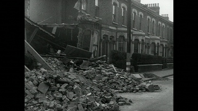 一场空袭后，平民在废墟中工作/英国伦敦视频素材