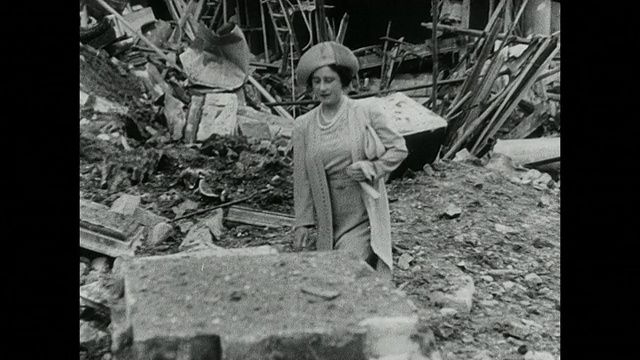 平民，包括女王母亲和国王乔治六世，从被炸毁的建筑中抢救财物，在废墟中行走/英国伦敦视频素材