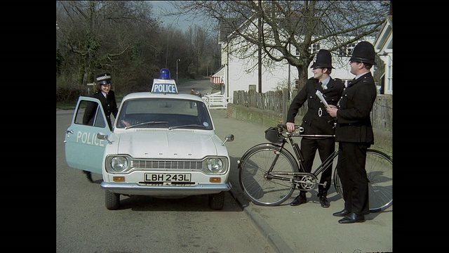 骑自行车上班的警察/英国伦敦视频下载
