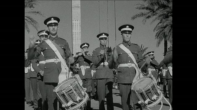 蒙太奇英国军队行进乐队演奏，行进在马耳他大街上视频下载