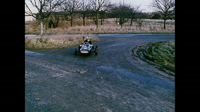 英国儿童驾驶微型赛车视频下载