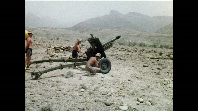 英国炮兵蒙太奇炮击也门亚丁的一个山顶视频下载