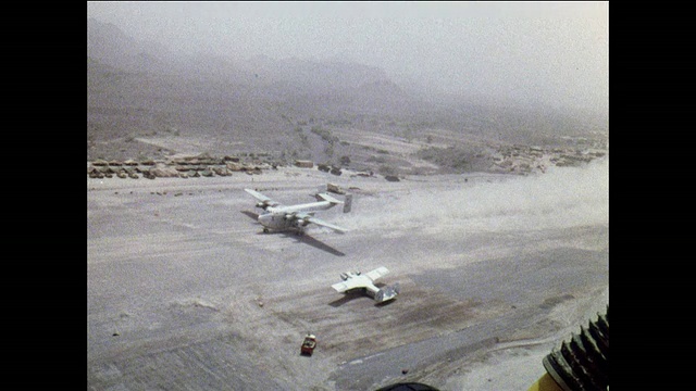 皇家空军贝弗利飞机在也门亚丁山区的一个机场起飞视频下载