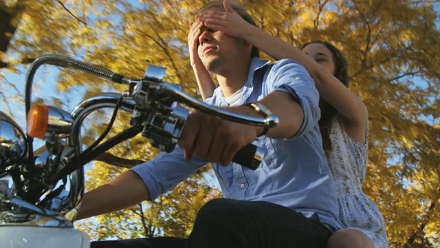 女孩和男孩骑着摩托车视频下载