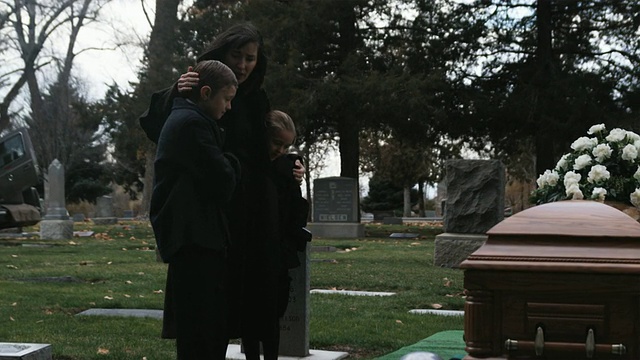 母亲和孩子们在葬礼上视频下载