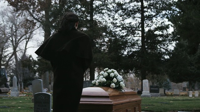 葬礼上的女人视频下载
