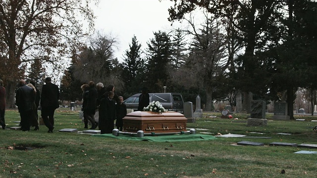 母亲和孩子们在葬礼上视频下载