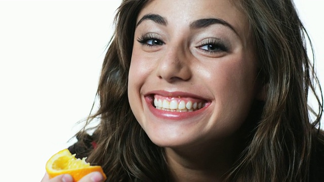 年轻女子在吃橘子视频下载