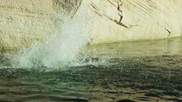 一对夫妇从悬崖上跳入水中视频下载