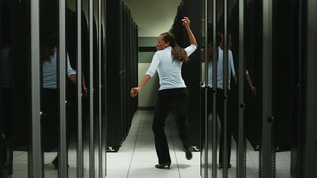 在服务器室跳舞的女人视频素材