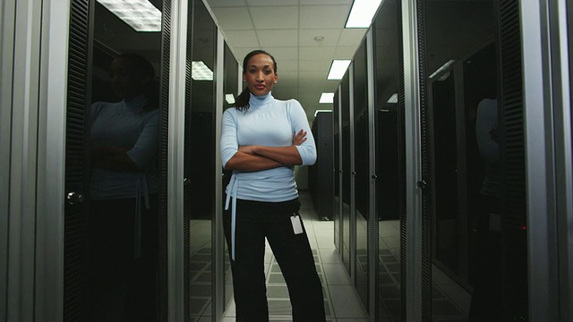 一个女人站在服务器室里视频下载
