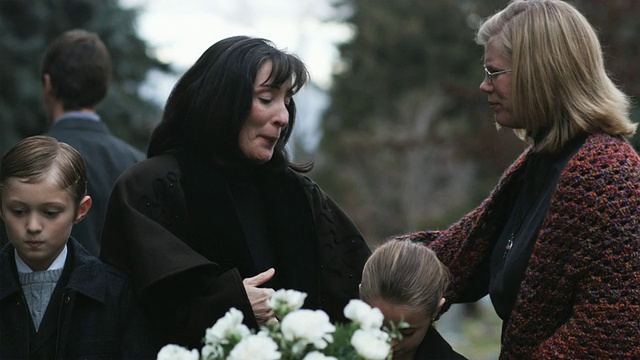 母亲和孩子们在葬礼上被安慰视频下载
