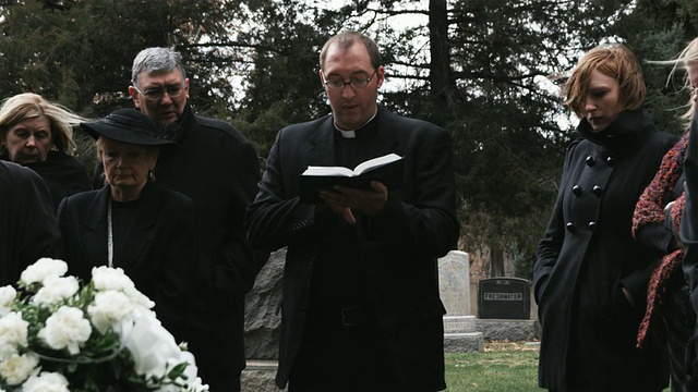 牧师在葬礼上致悼词视频下载