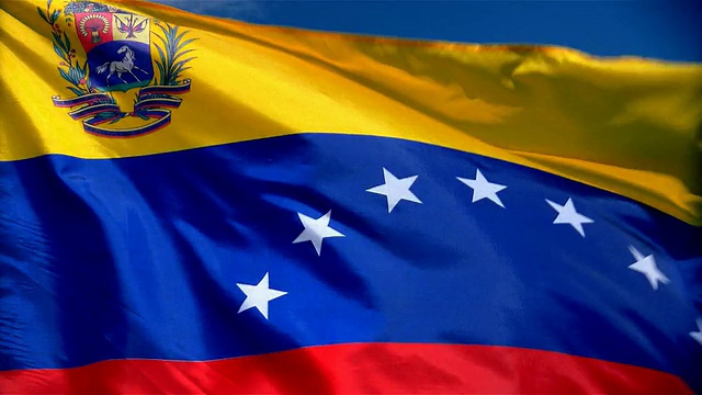 委内瑞拉国旗在风中飘扬的特写视频下载