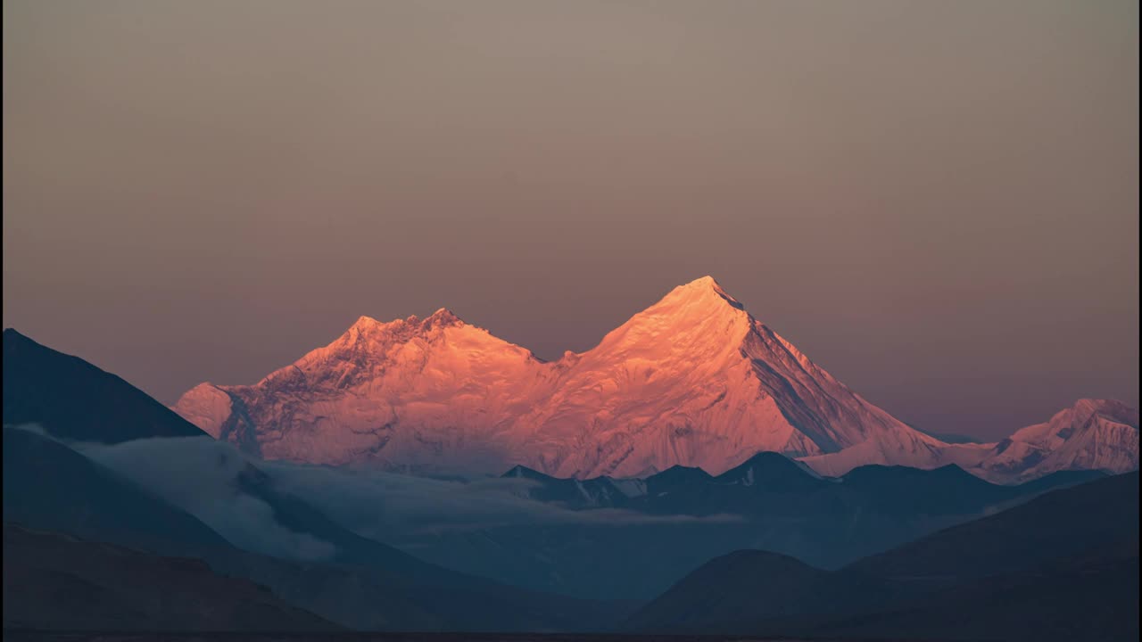 亚洲中国西藏青藏高原喜马拉雅山脉珠穆朗玛峰日出日照金山延时摄影视频下载