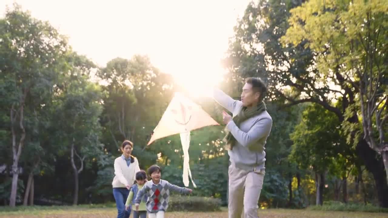年轻的亚洲家庭在公园里玩户外视频素材