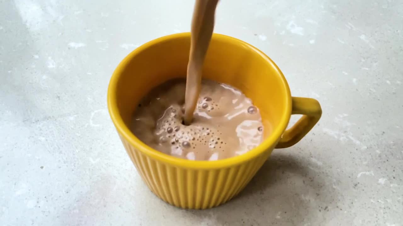 倒咖啡慢动作拿铁下午茶视频素材