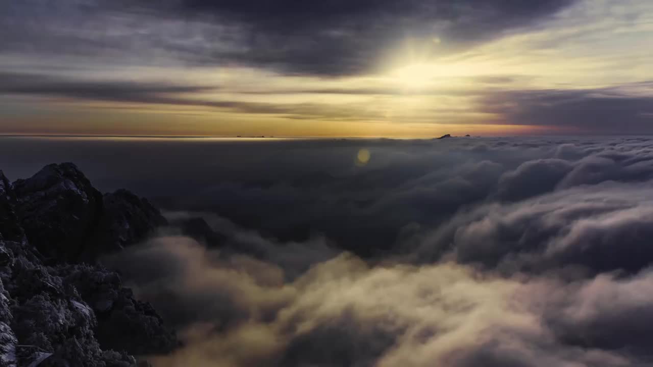 清晨日出朝霞大山怀抱中的壮观云海流动视频下载