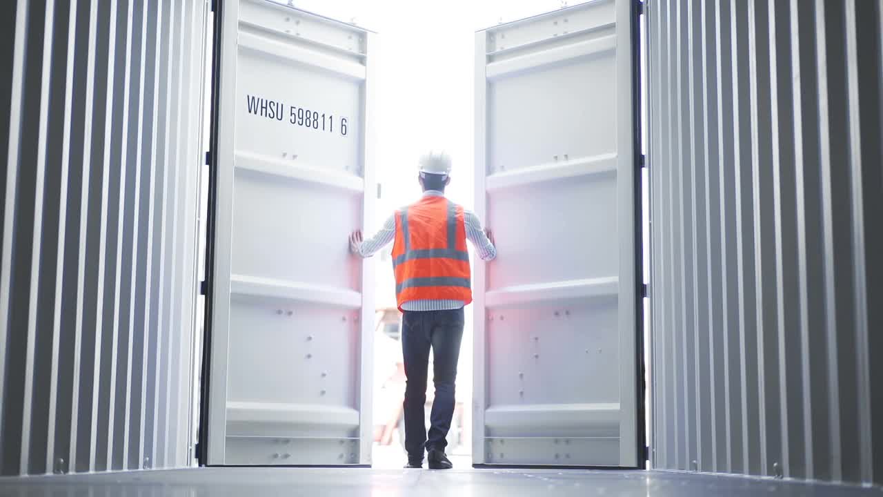 男港口工人开船舶货物集装箱视频素材