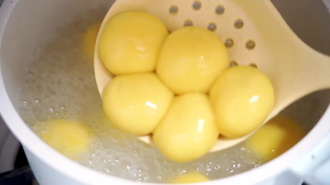 煮汤圆煮元宵的水沸腾水开了热水元宵节视频下载