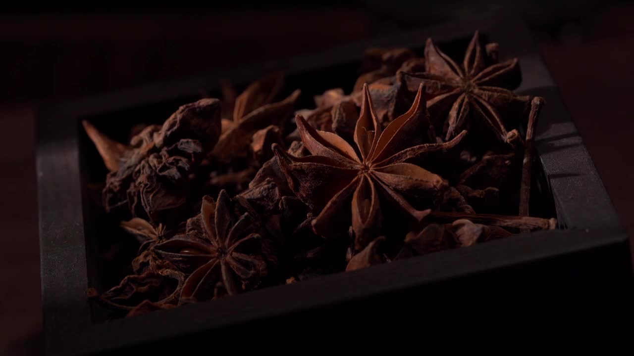 暗色背景下的中式传统五香调味料视频素材